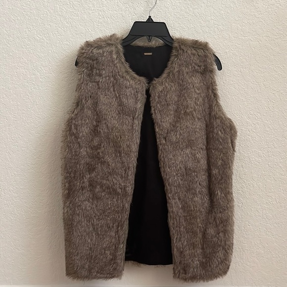 Aldo Faux Fur Vest - Picture 1 of 3
